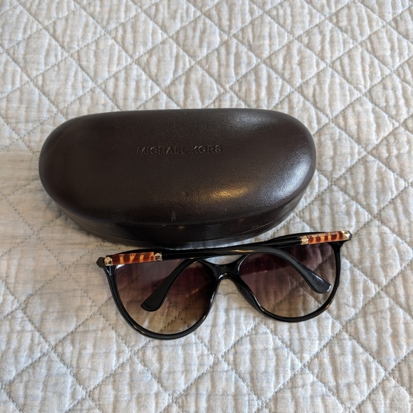 Sunglasses with hard case - Picture 2 of 6
